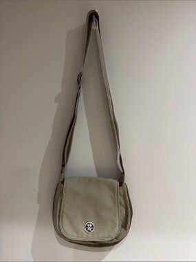 Crumpler “the Status Belly” Vintage Crossbody Messenger Bag in khaki-green